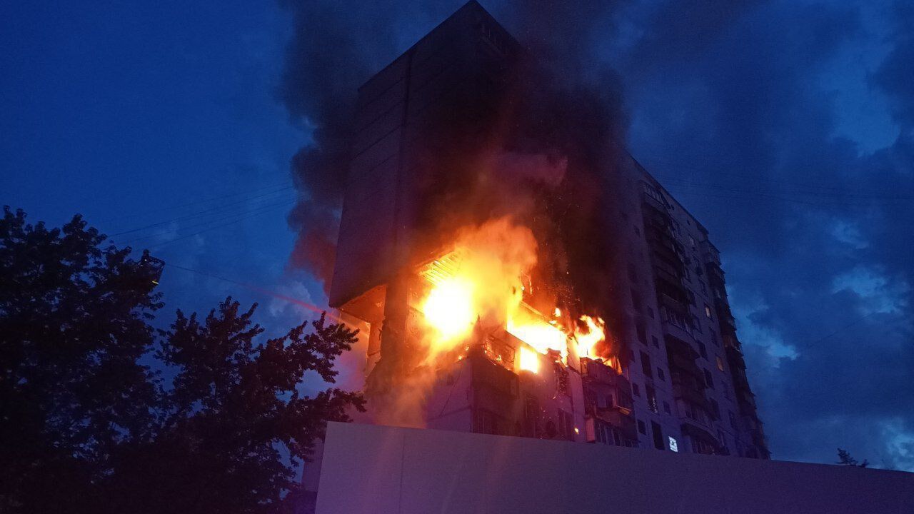 В Киеве раздался взрыв в жилом доме, разрушены квартиры: количество жертв возросло до трех, есть раненые. Фото и видео