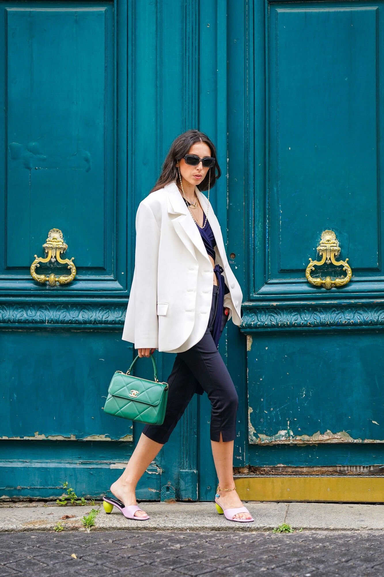 Брюки с 2000-х снова ворвались в моду: три лучших образа для тех, кто хочет выглядеть элегантно. Фото