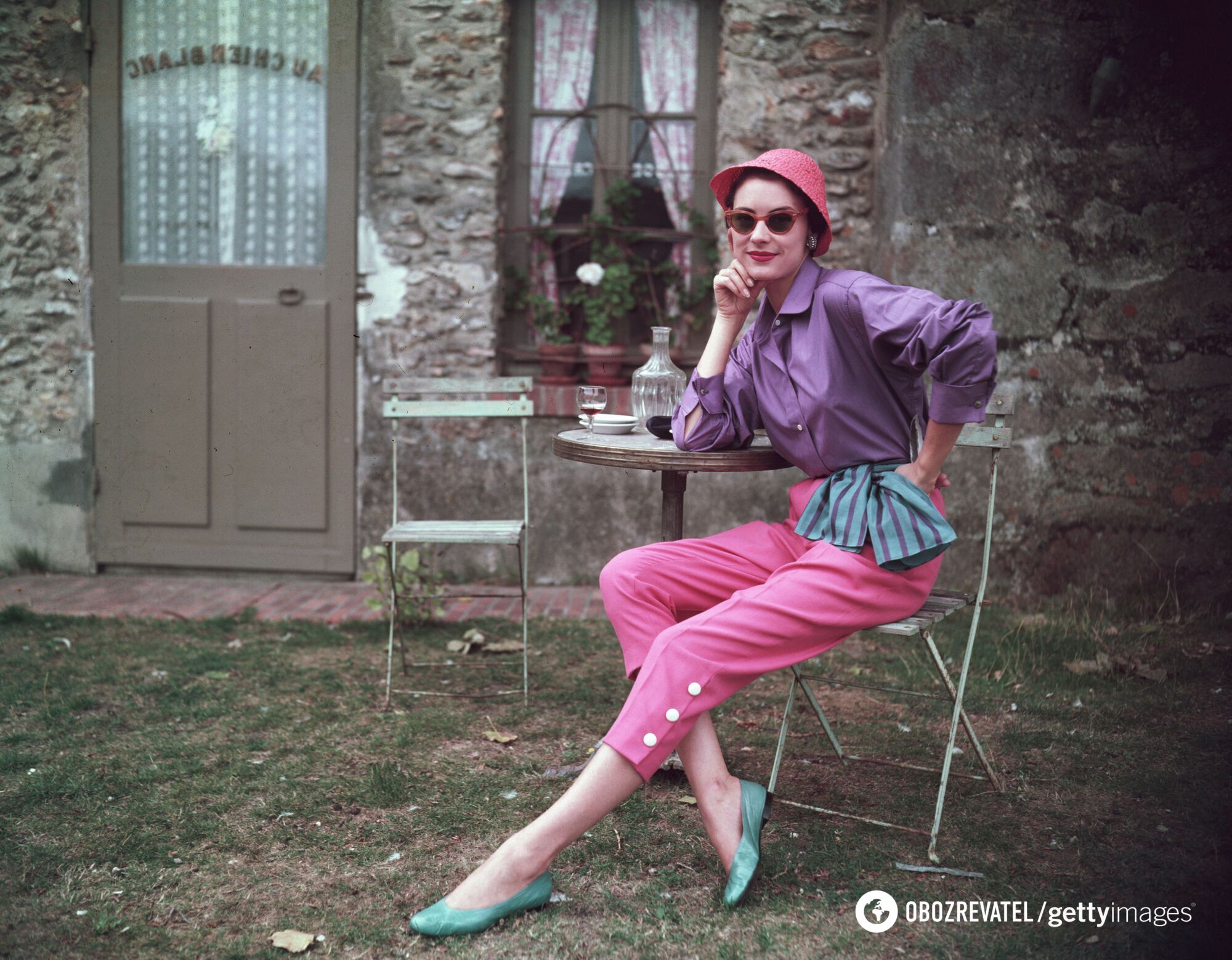 Брюки с 2000-х снова ворвались в моду: три лучших образа для тех, кто хочет выглядеть элегантно. Фото