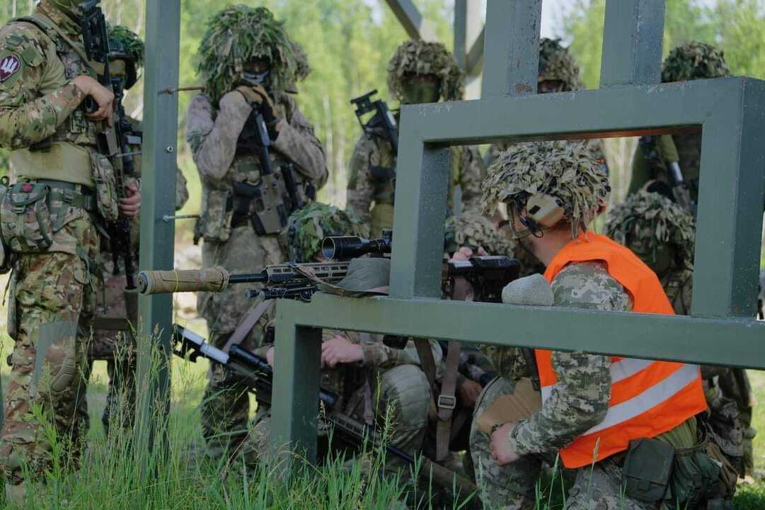 Повышают боевые навыки: в ВСУ показали тренировки снайперов украинского десанта. Фото