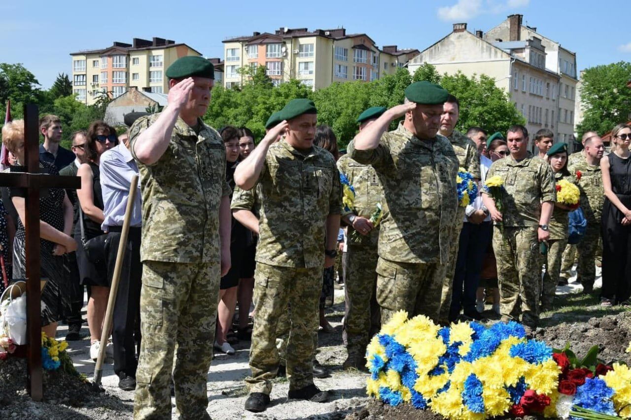 Последними его словами были "Слава Украине!": во Львове попрощались с бойцом, подорвавшим себя гранатой, чтобы не попасть в плен. Фото