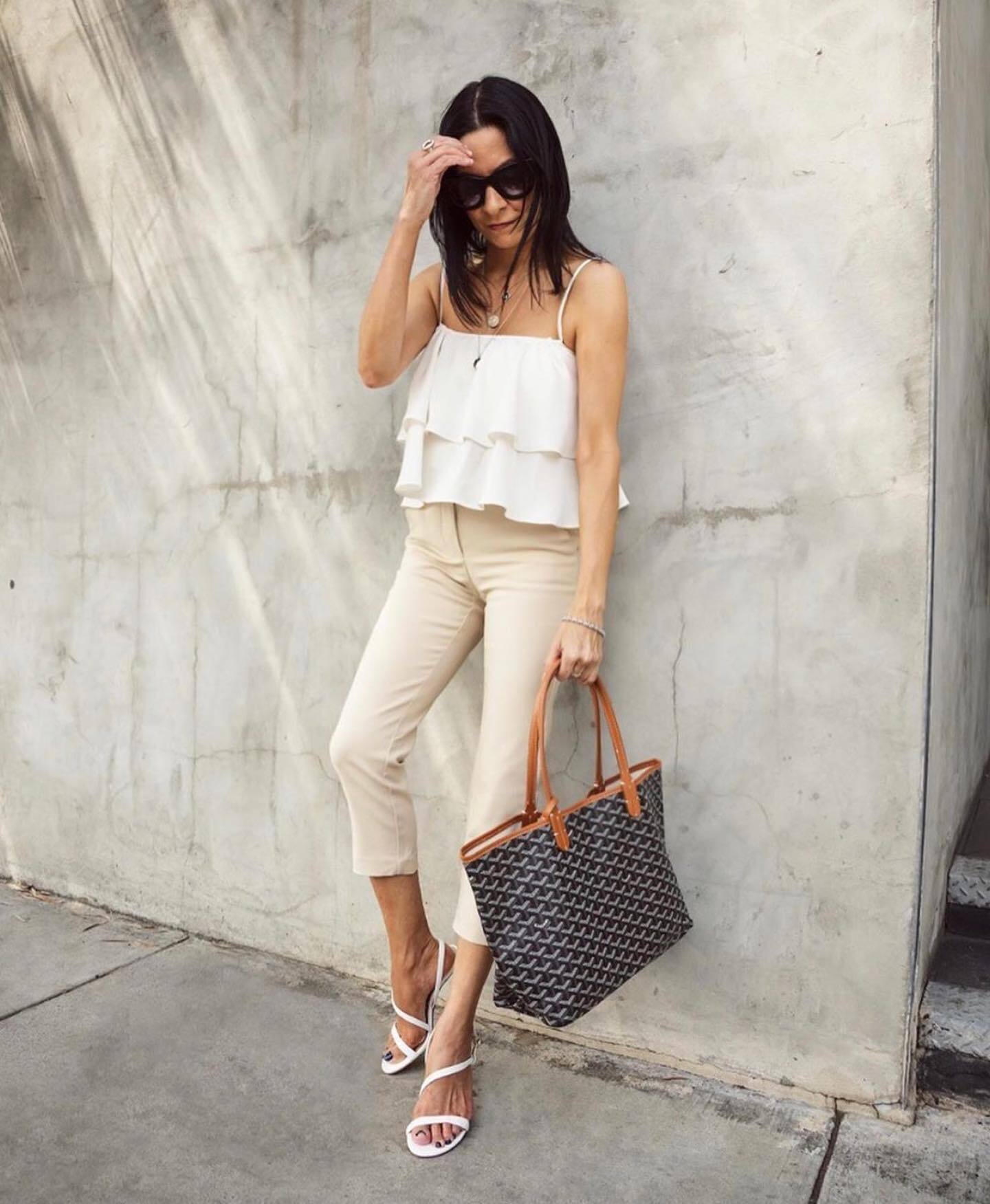 Брюки с 2000-х снова ворвались в моду: три лучших образа для тех, кто хочет выглядеть элегантно. Фото