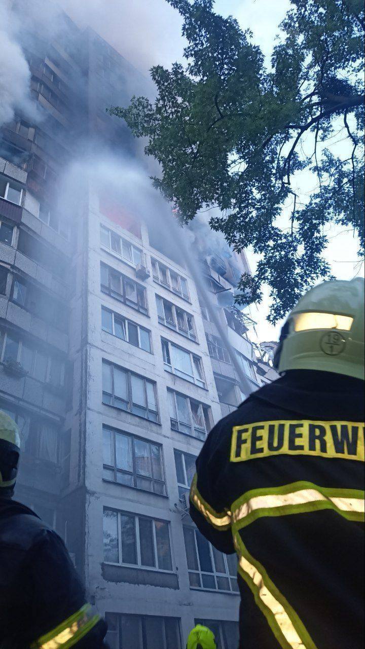 У Києві пролунав вибух у житловому будинку: зруйновано квартири, є загиблі та постраждалі. Фото і відео