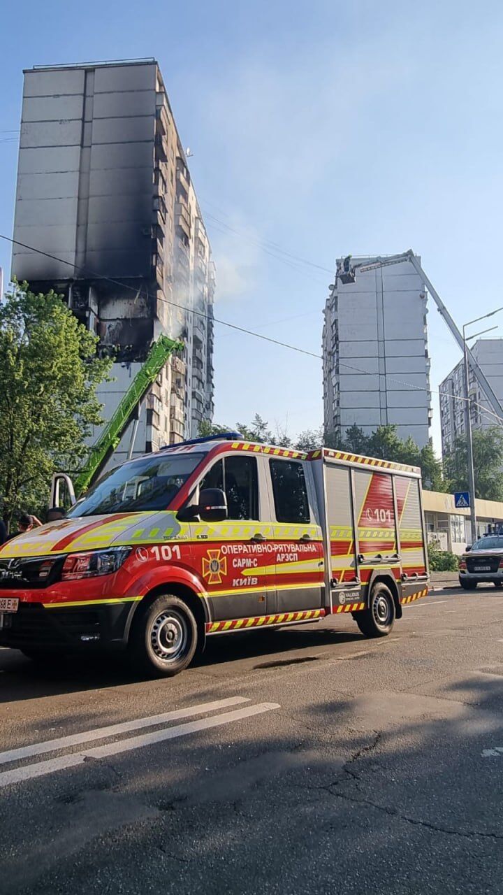 У Києві пролунав вибух у житловому будинку: зруйновано квартири, є загиблі та постраждалі. Фото і відео