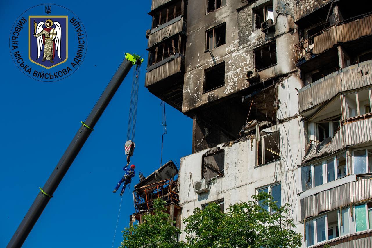 Названо попередню причину вибуху в будинку у Києві: кількість постраждалих збільшилась. Фото