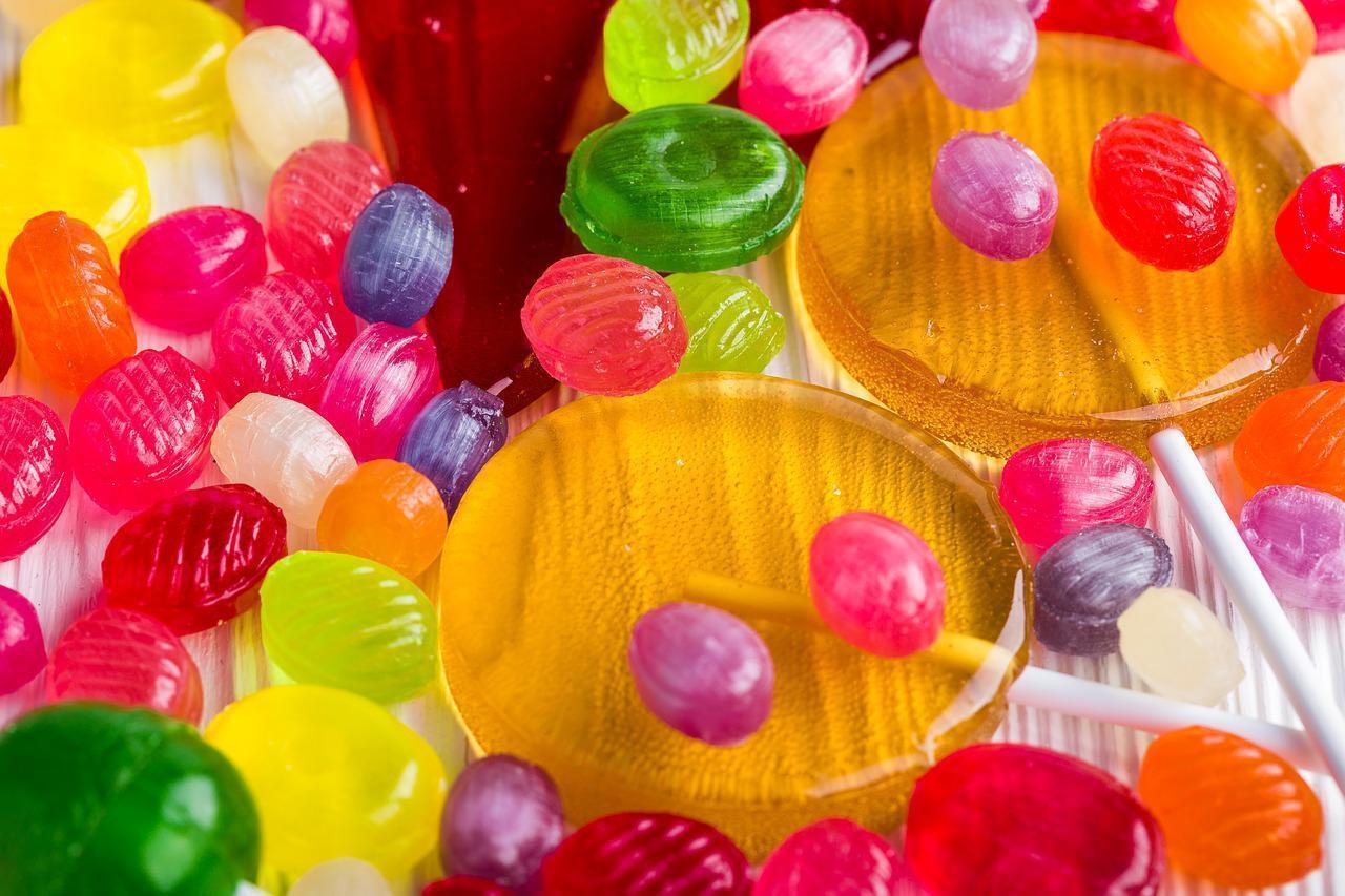 Вредные конфеты: почему от сладких подарков для детей нужно отказаться