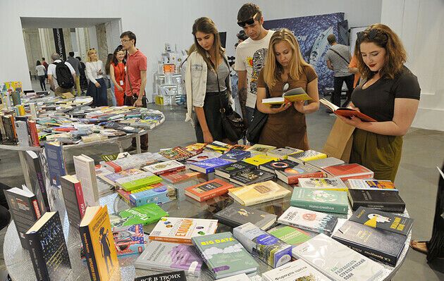 Российским книгам указали на дверь: президент через год подписал закон о запрете ввозить литературу из РФ