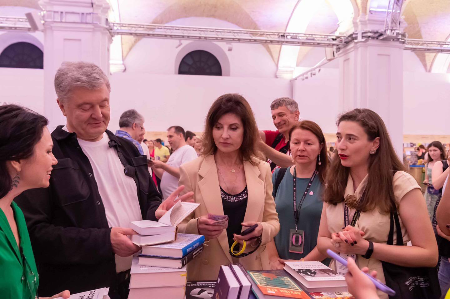 "Українське слово не менш важливе, ніж зброя": Петро та Марина Порошенки відвідали "Книжковий Арсенал"