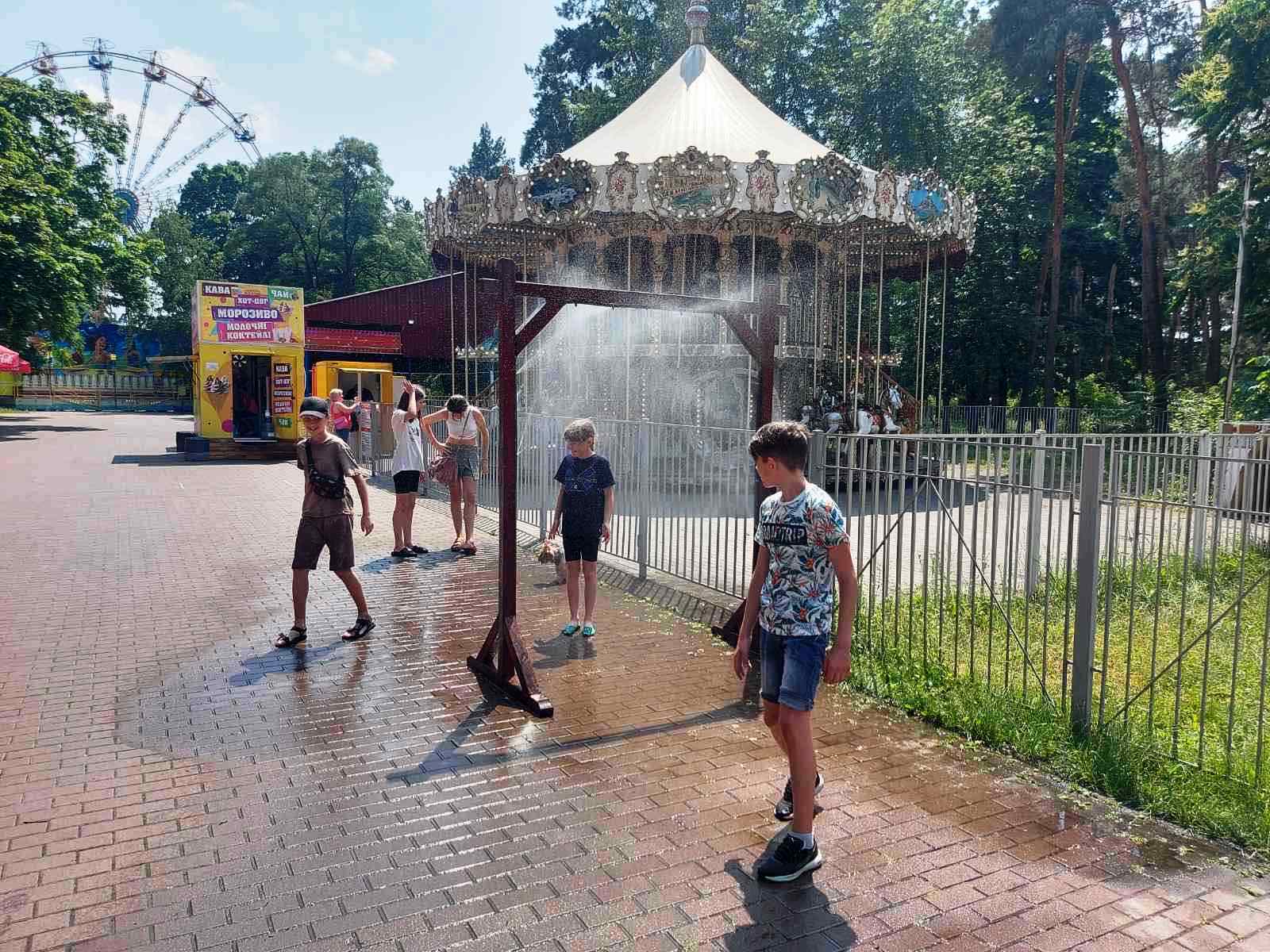 У Києві в парках та скверах працюватимуть рамки-розпилювачі: де можна освіжитися