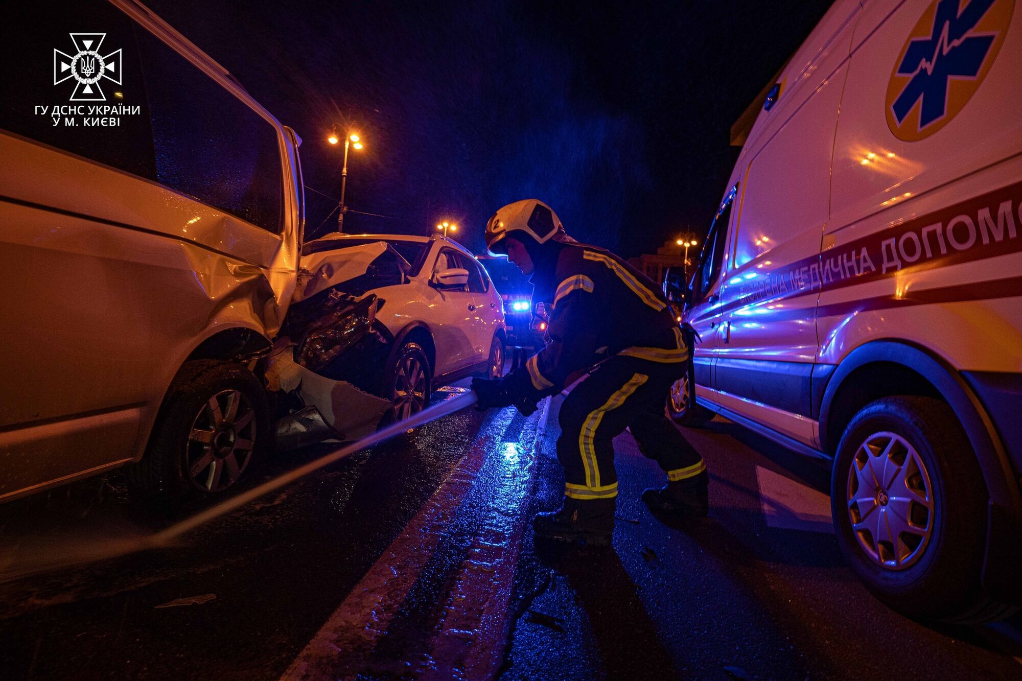 У Києві на Хрещатику сталась масштабна аварія: є потерпілі. Фото та відео