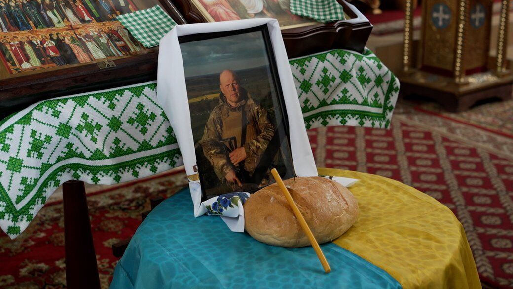 Пішов на фронт добровольцем: у Чернігові попрощалися з батьком чотирьох дітей, який загинув у боях за Україну. Фото 