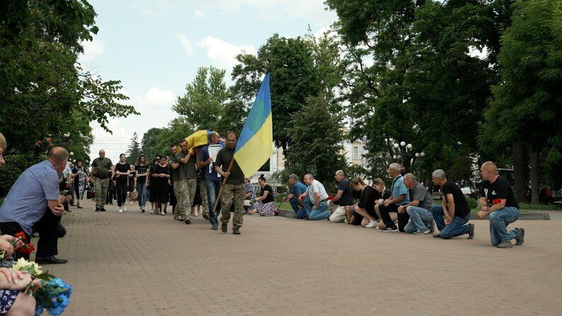 Пішов на фронт добровольцем: у Чернігові попрощалися з батьком чотирьох дітей, який загинув у боях за Україну. Фото 