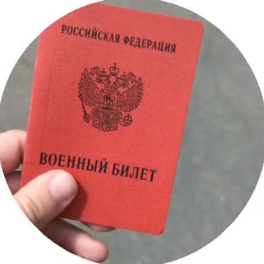 В оккупированном Мариуполе мужчинам вместе с российским паспортом выдают повестку в военкомат: защищать "русский мир"