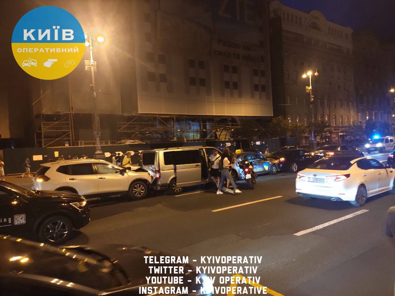 У Києві на Хрещатику сталась масштабна аварія: є потерпілі. Фото та відео