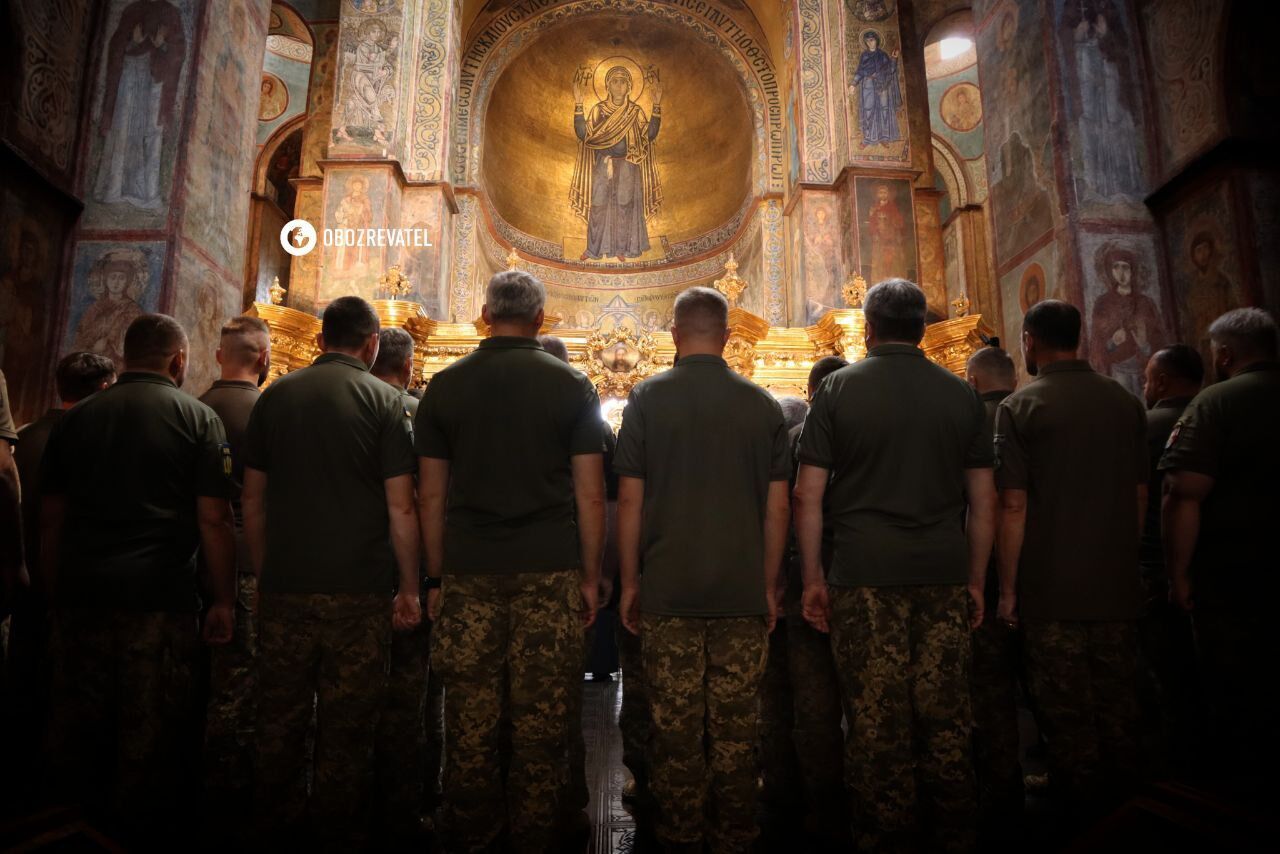 У Софійському соборі Києва відбувся другий випуск капеланів: у війська відправляться 30 священників. Фоторепортаж