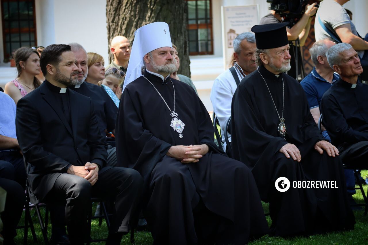 У Софійському соборі Києва відбувся другий випуск капеланів: у війська відправляться 30 священників. Фоторепортаж