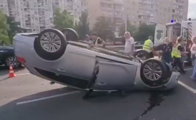 Карколомна аварія у Києві: автомобіль врізався у відбійник і перекинувся. Відео