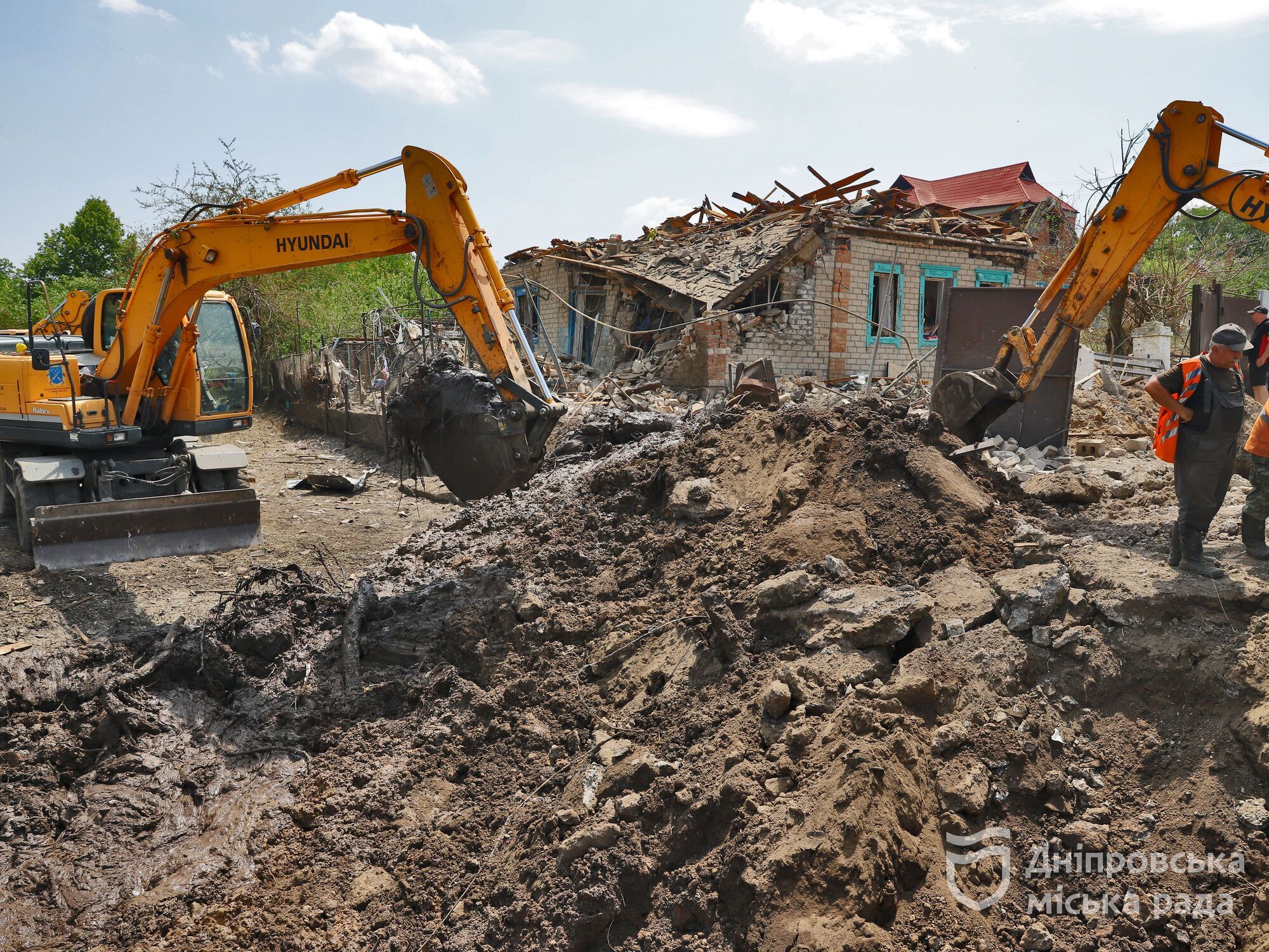 Філатов: "В приватному секторі Дніпра, куди влучила ракета РФ, працюють всі міські служби. Постраждалим виплатять допомогу"