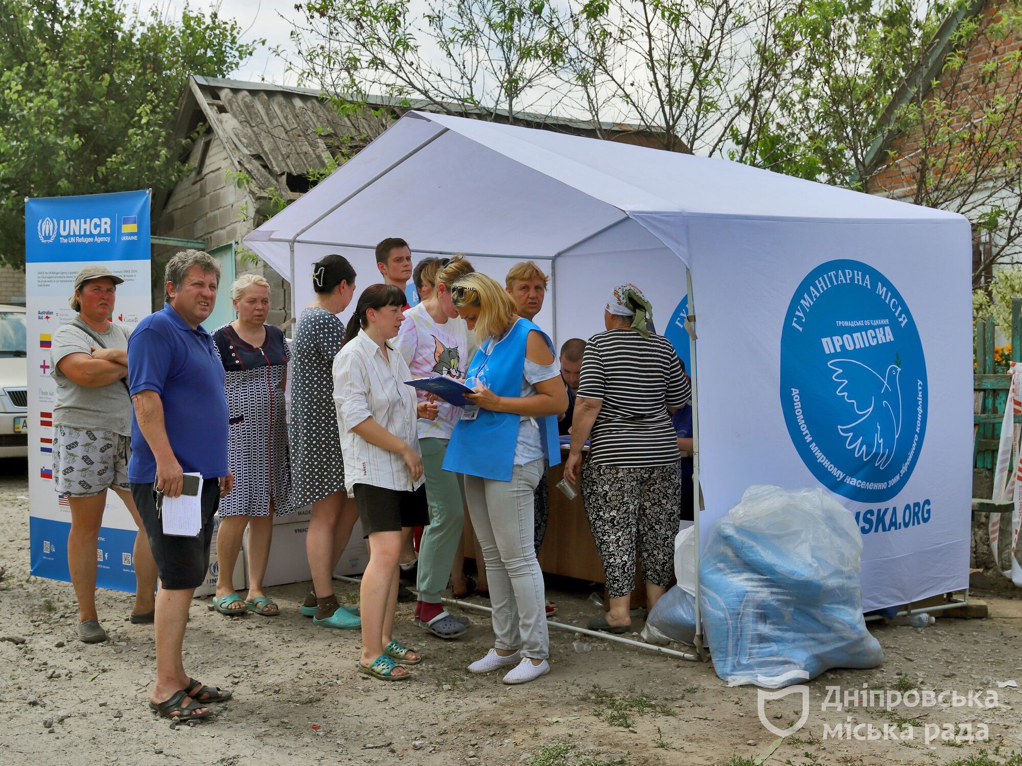 Філатов: "В приватному секторі Дніпра, куди влучила ракета РФ, працюють всі міські служби. Постраждалим виплатять допомогу"