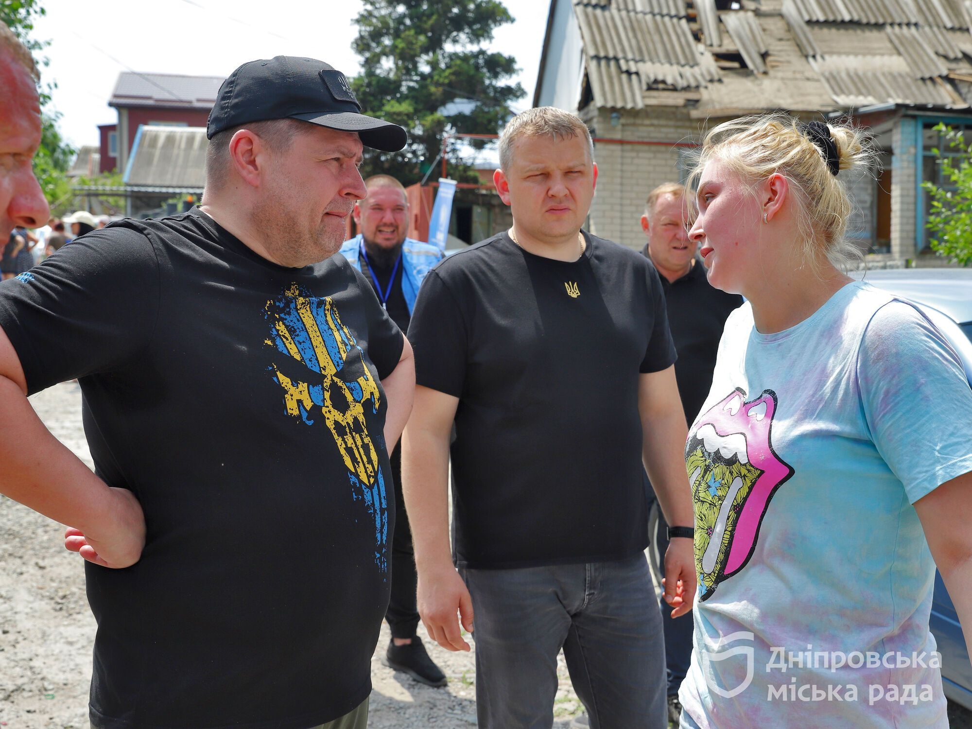 Філатов: "В приватному секторі Дніпра, куди влучила ракета РФ, працюють всі міські служби. Постраждалим виплатять допомогу"