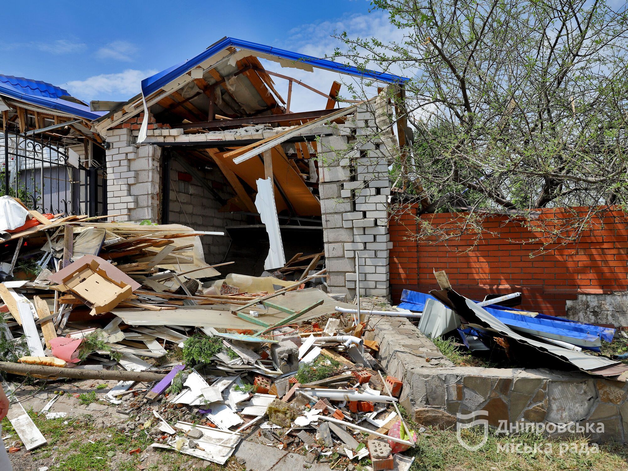 Філатов: "В приватному секторі Дніпра, куди влучила ракета РФ, працюють всі міські служби. Постраждалим виплатять допомогу"