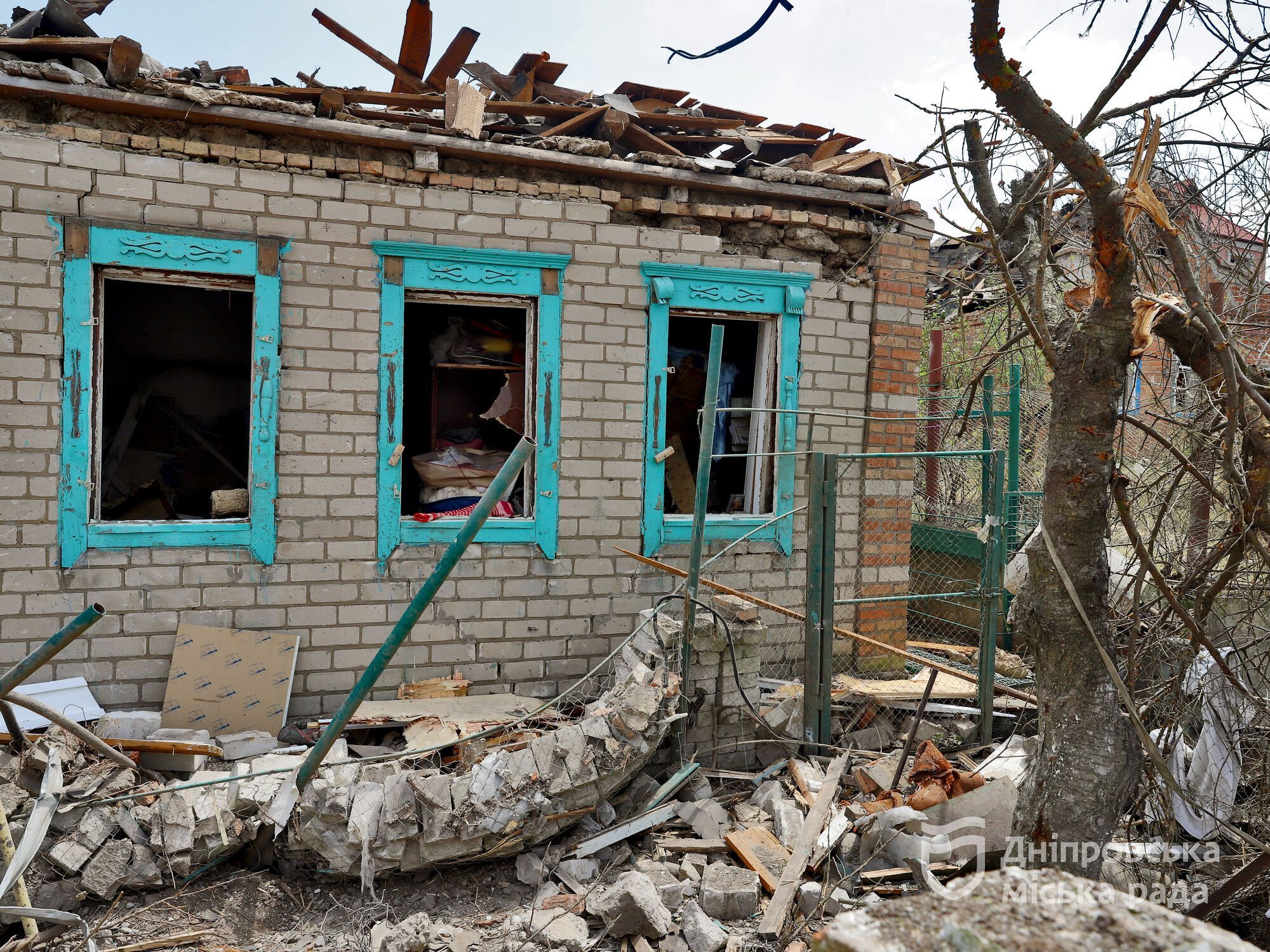 Філатов: "В приватному секторі Дніпра, куди влучила ракета РФ, працюють всі міські служби. Постраждалим виплатять допомогу"