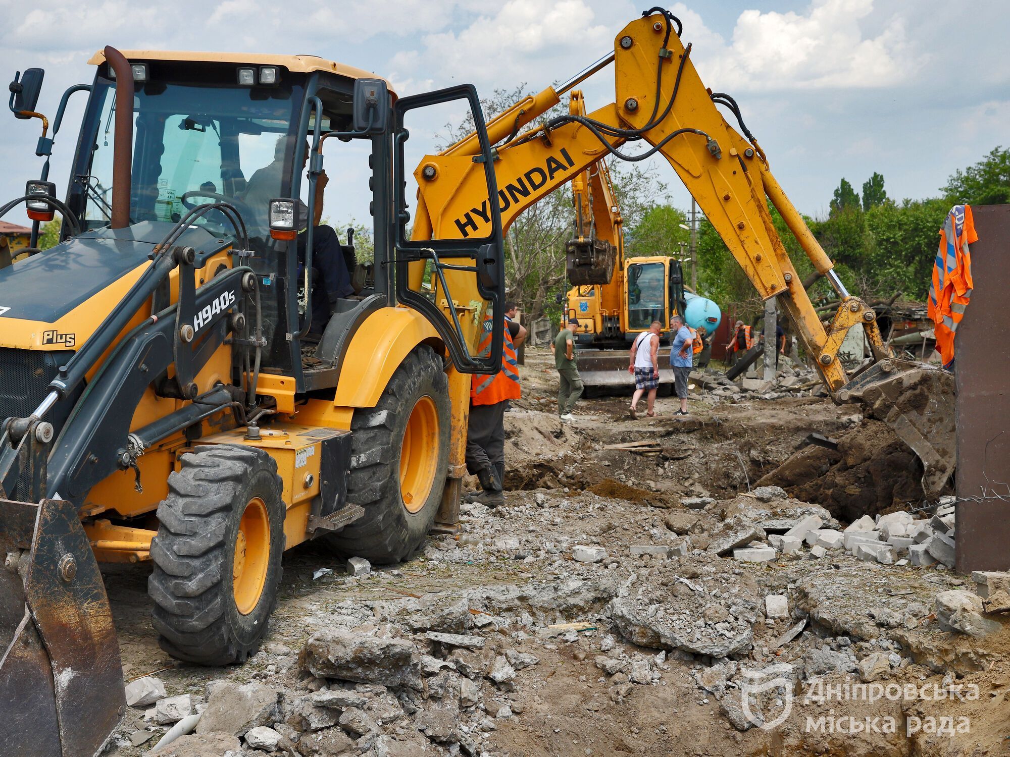 Філатов: "В приватному секторі Дніпра, куди влучила ракета РФ, працюють всі міські служби. Постраждалим виплатять допомогу"