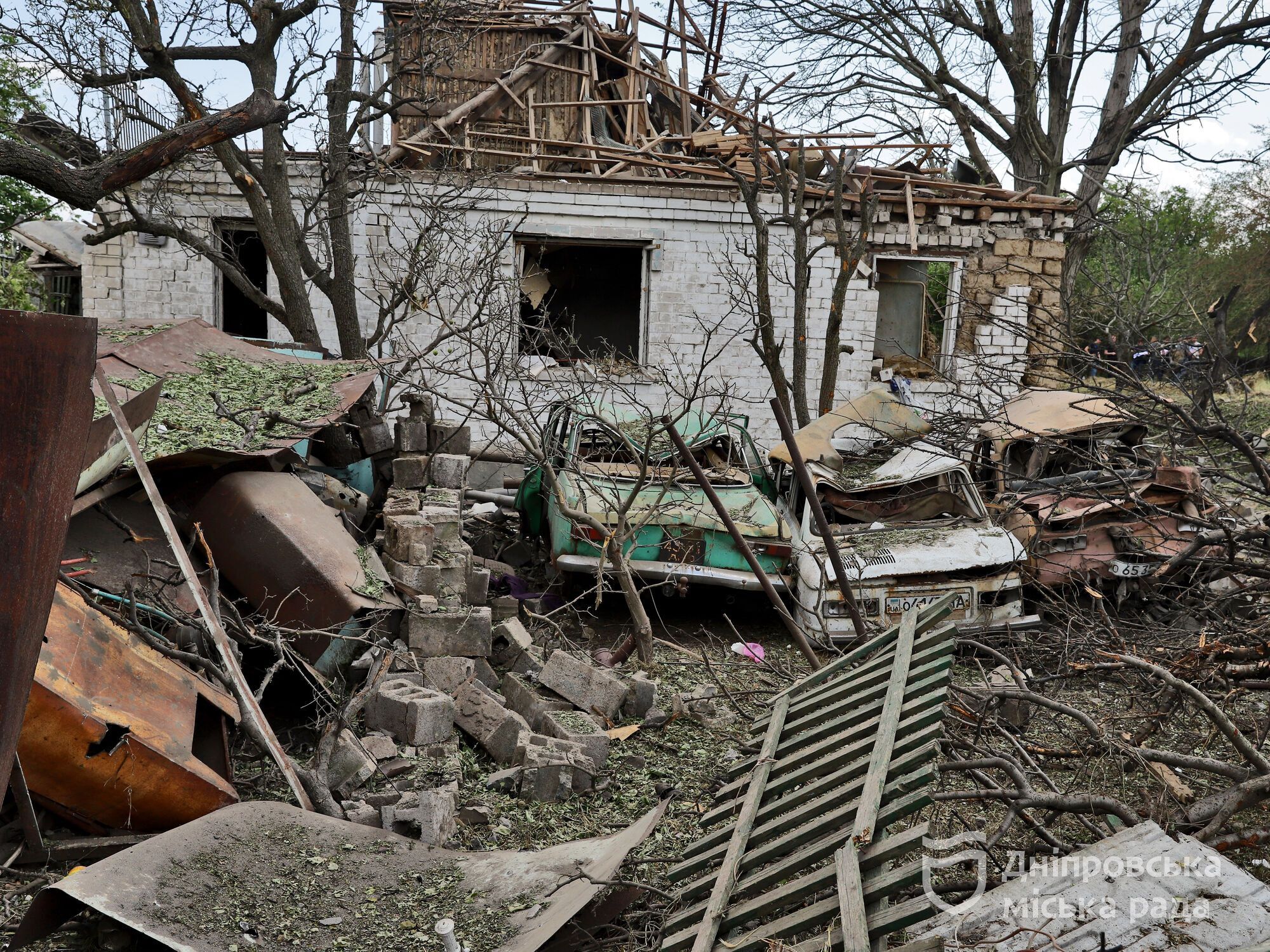 Філатов: "В приватному секторі Дніпра, куди влучила ракета РФ, працюють всі міські служби. Постраждалим виплатять допомогу"