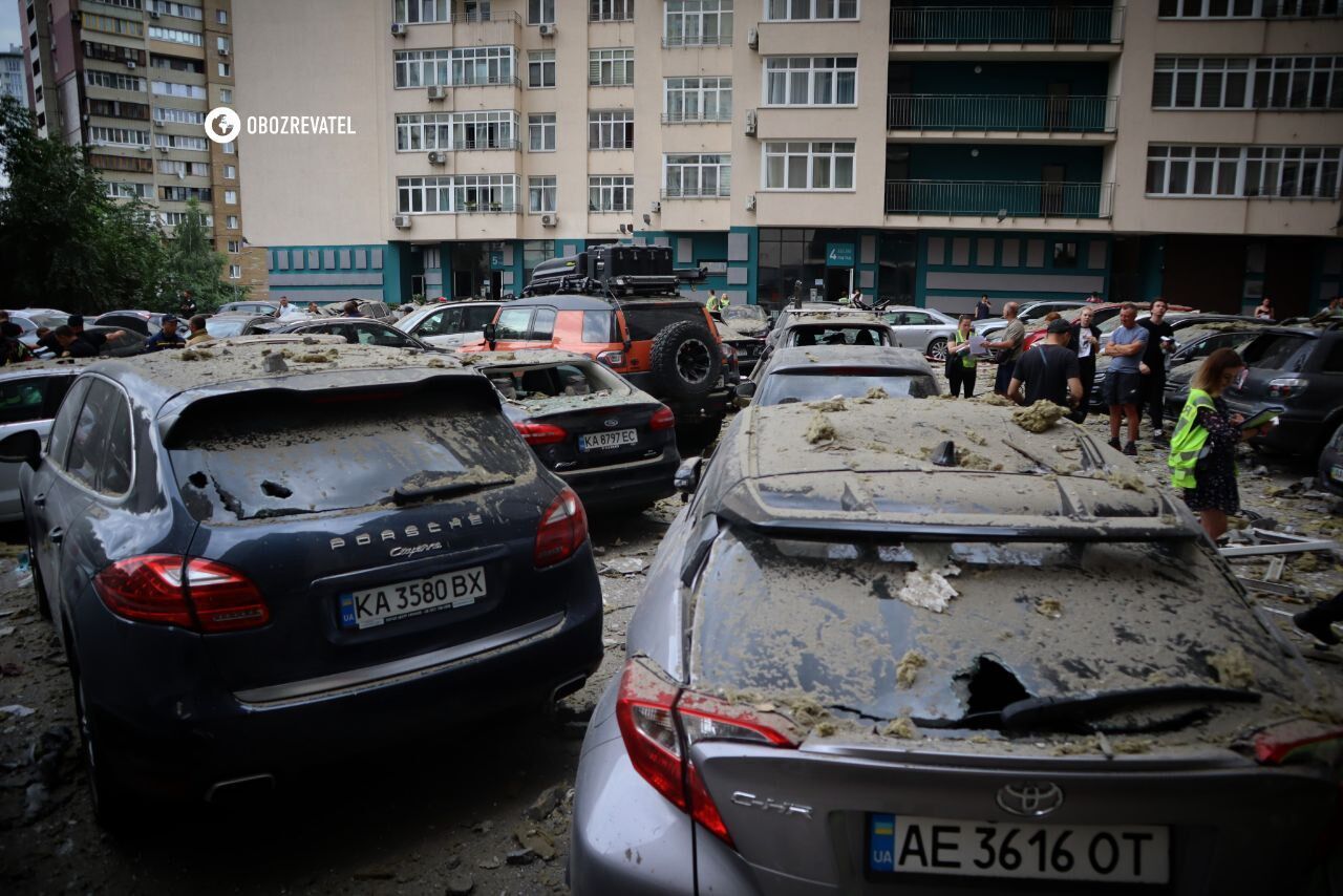 Уламки і бетон розліталися скрізь: з'явилися нові фото і відео будинку в Києві, який постраждав від атаки РФ