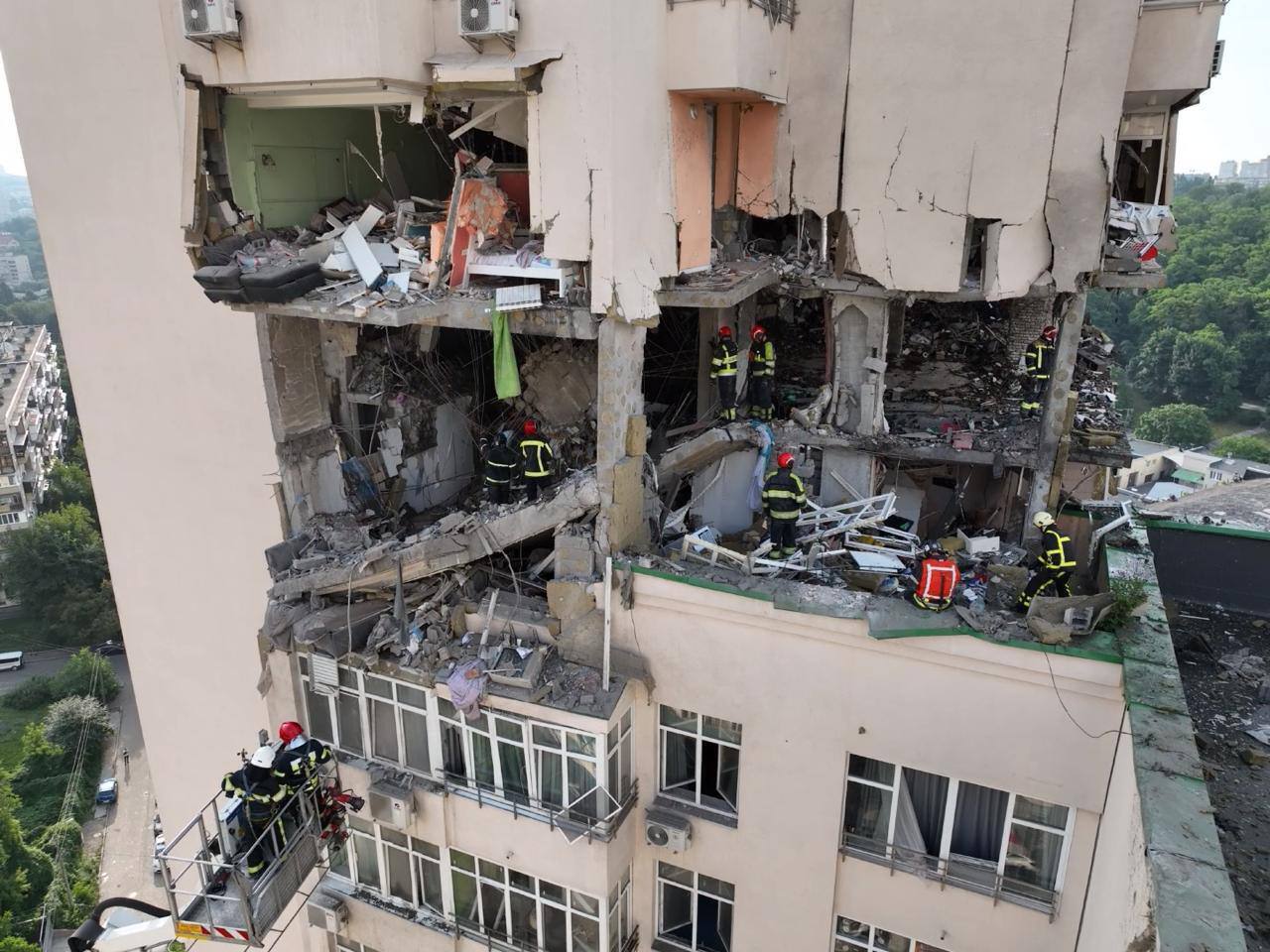 Обломки и бетон разлетались повсюду: появились новые фото и видео дома в Киеве, пострадавшего от атаки РФ