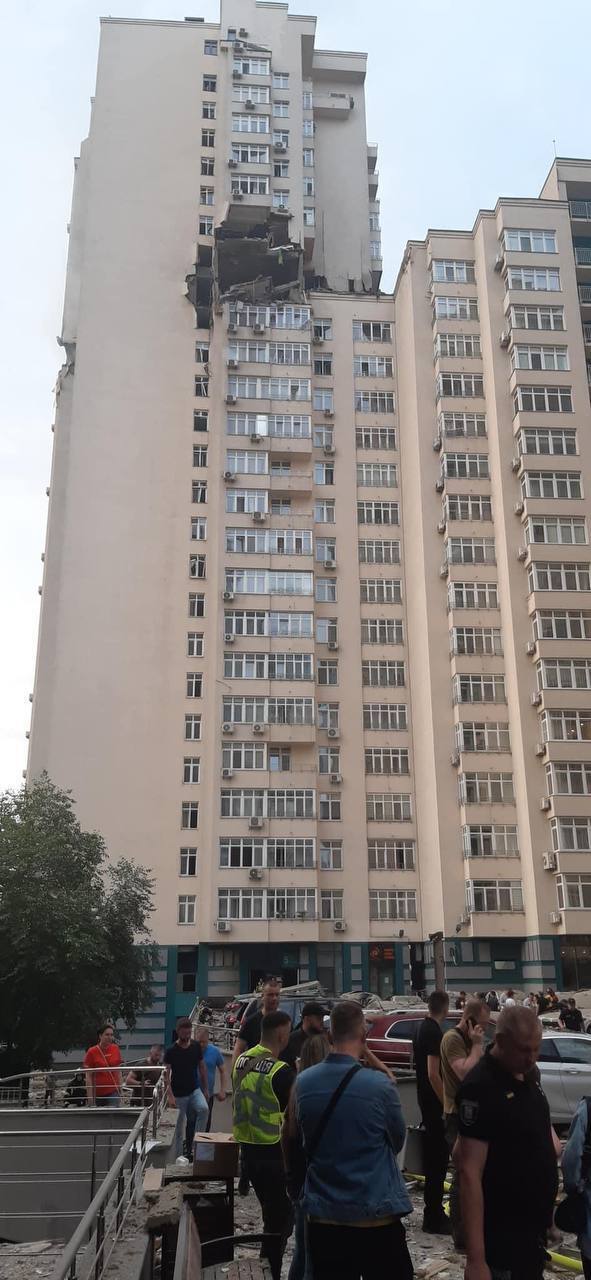 РФ вдарила по Україні ракетами: у Києві уламки впали на будинок, у Дніпрі постраждав приватний сектор. Фото і відео