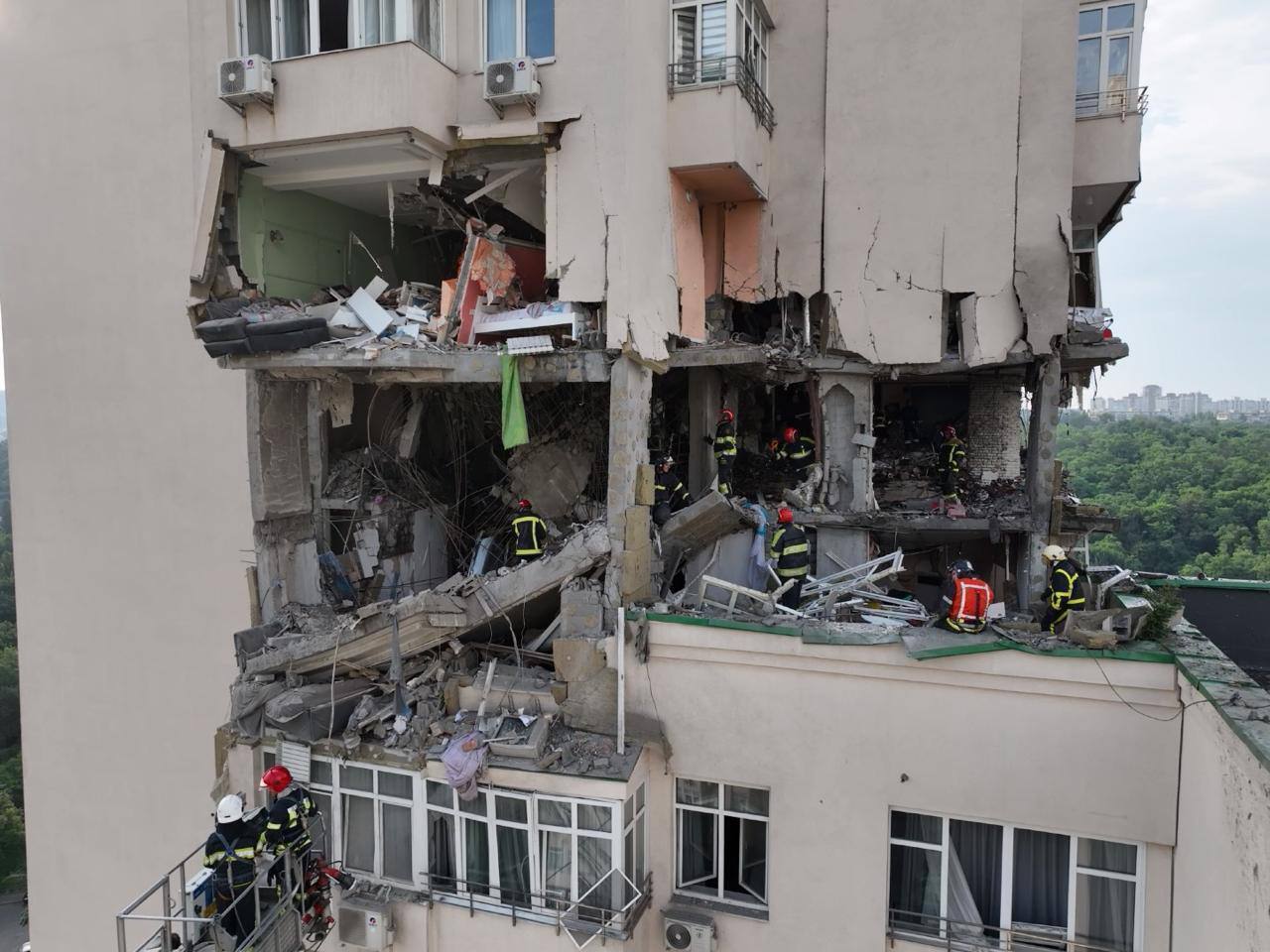 Силы ПВО ночью сбили над Киевом более 20 ракет: обломки повредили жилой дом, есть погибшие