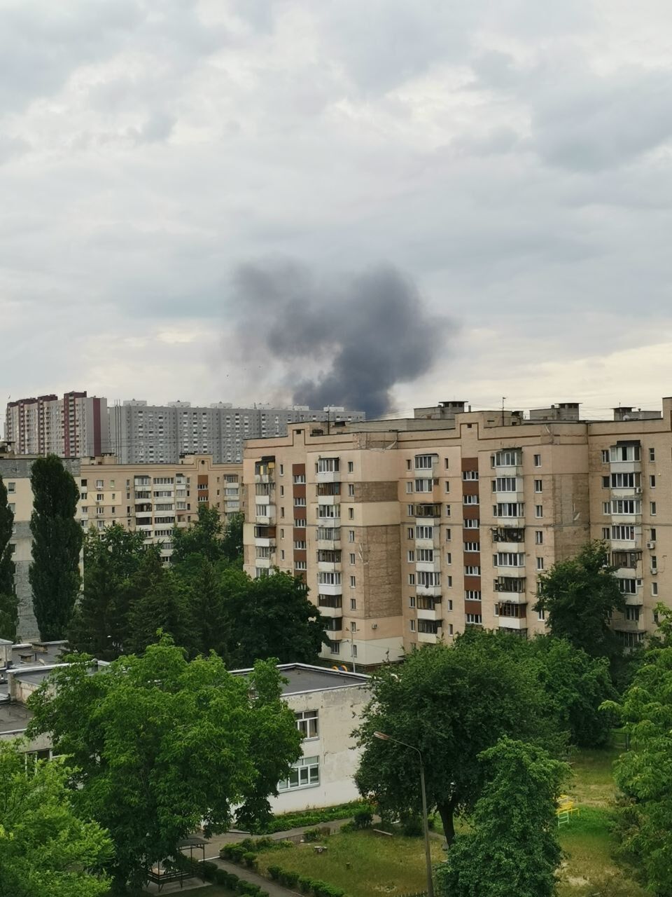 У Києві спалахнула потужна пожежа в торговельному центрі, піднявся дим. Фото і відео