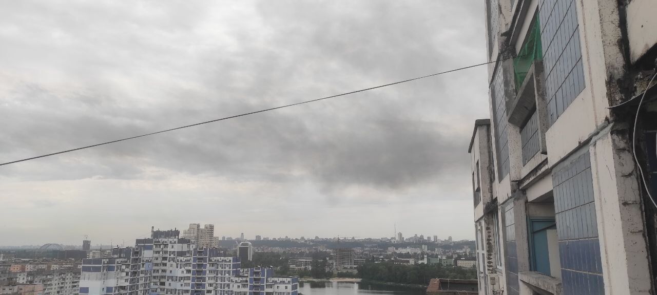 В Киеве загорелся мощный пожар в торговом центре, поднялся дым. Фото и видео