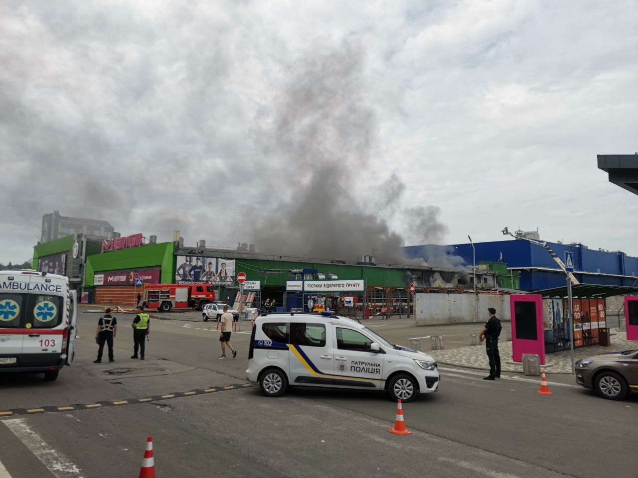 У Києві спалахнула потужна пожежа в торговельному центрі, піднявся дим. Фото і відео