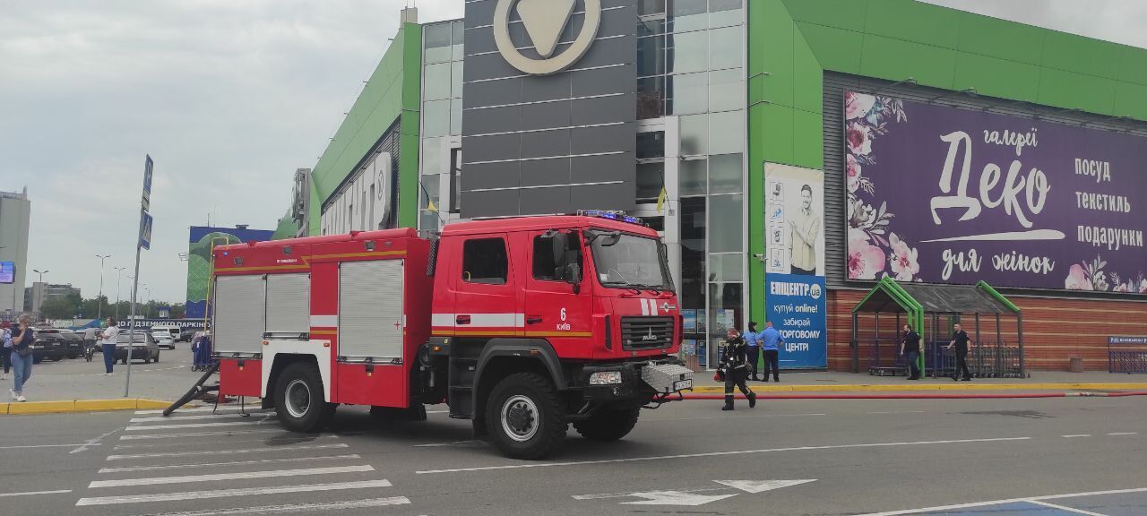В Киеве загорелся мощный пожар в торговом центре, поднялся дым. Фото и видео