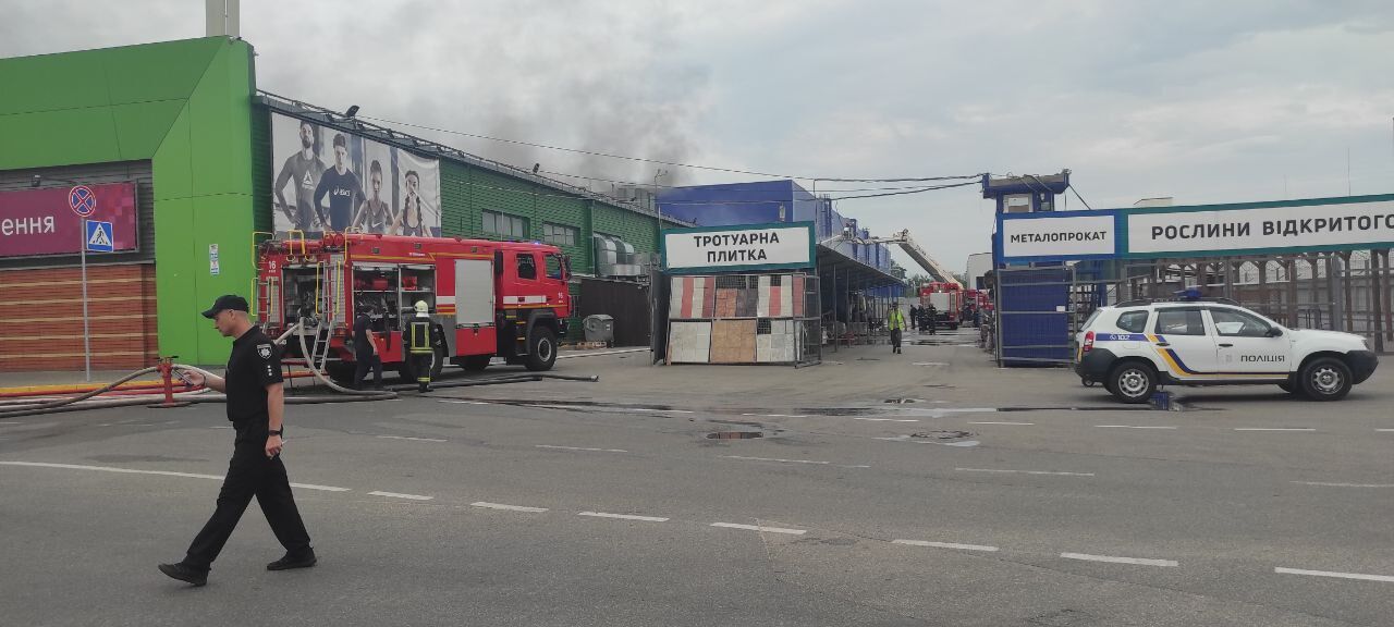 У Києві спалахнула потужна пожежа в торговельному центрі, піднявся дим. Фото і відео