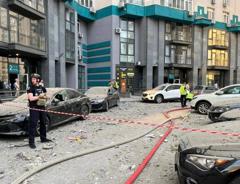 Обломки и бетон разлетались повсюду: появились новые фото и видео дома в Киеве, пострадавшего от атаки РФ