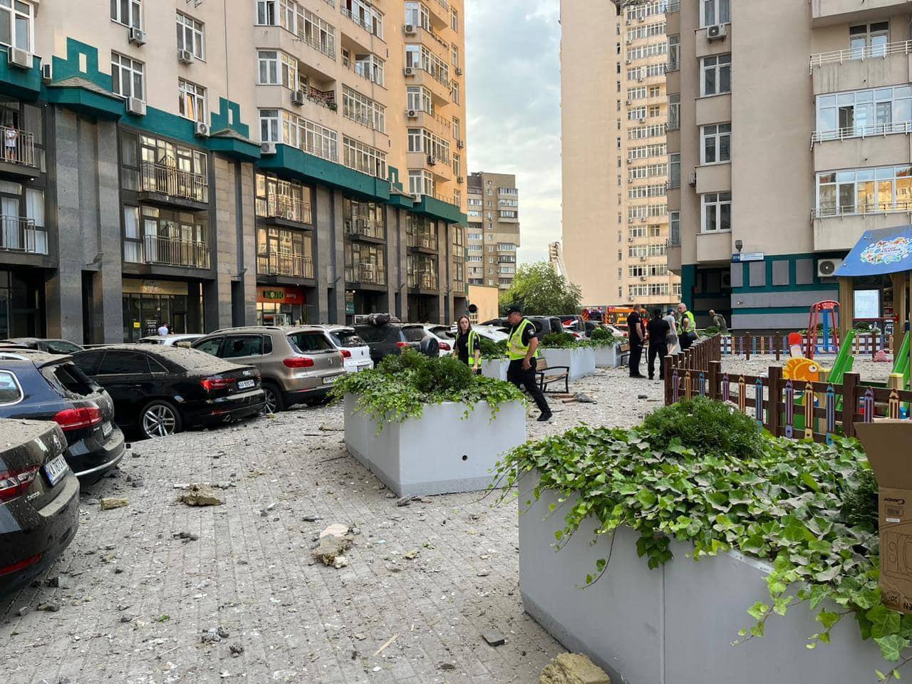 Уламки і бетон розліталися скрізь: з'явилися нові фото і відео будинку в Києві, який постраждав від атаки РФ