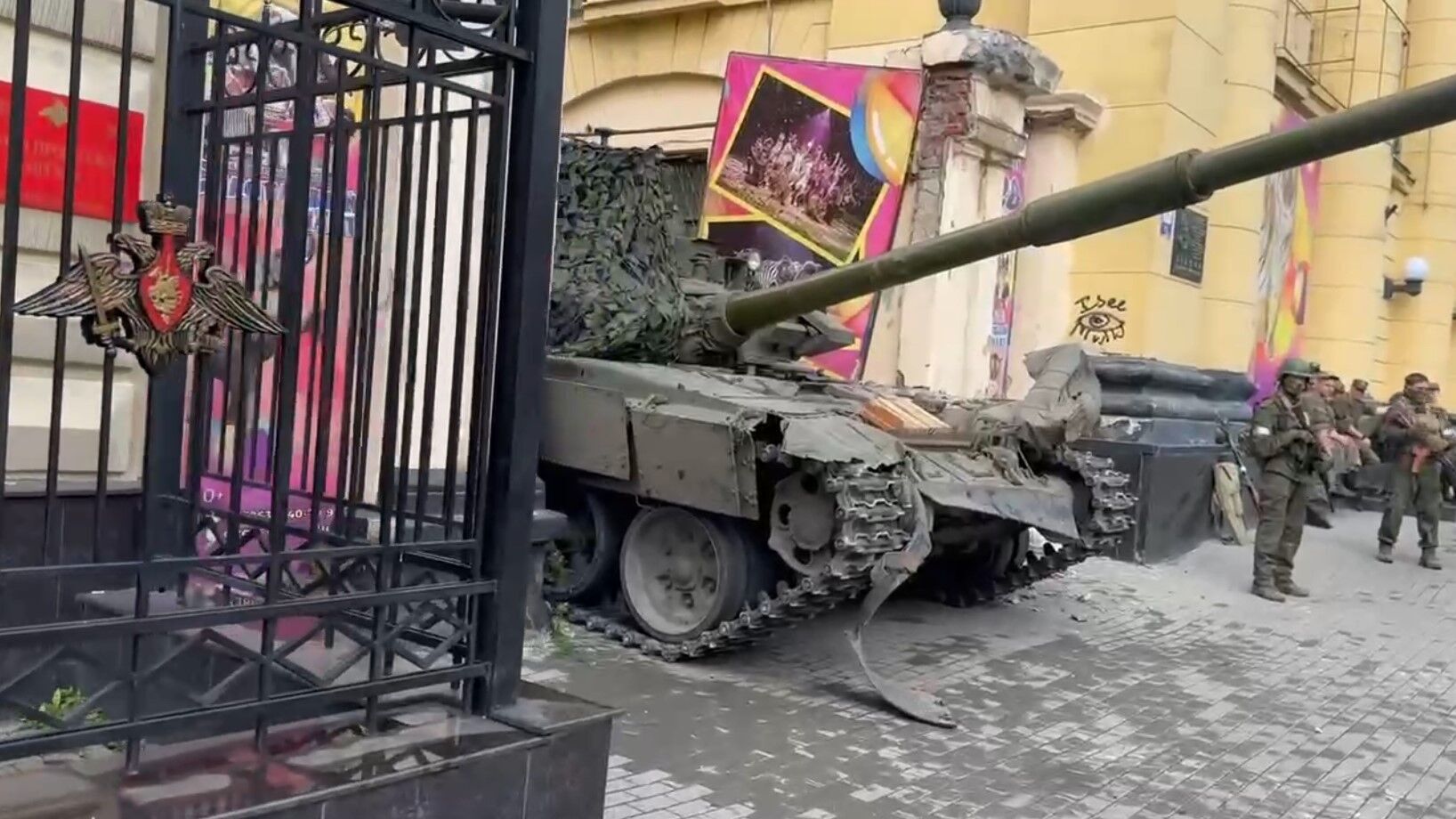 В Ростове во время "переворота" танк застрял в воротах цирка: говорят, что "по плану". Видео