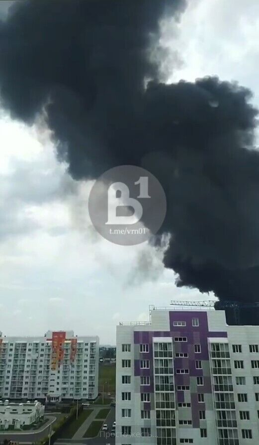 У Воронежі спалахнула потужна пожежа на нафтобазі, вертольоти Шойгу вдарили по колонах "Вагнера". Відео