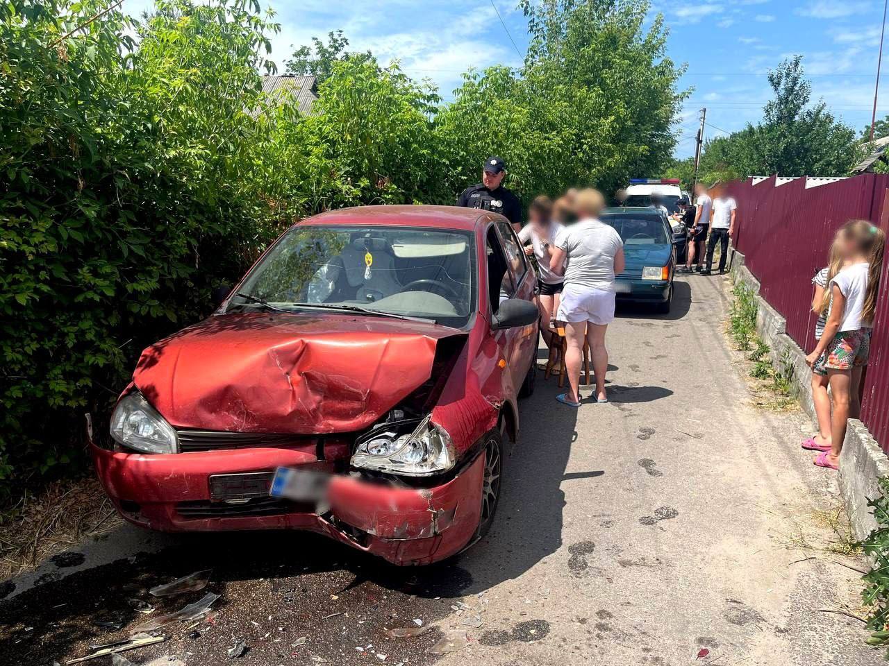 На Киевщине подросток сел за руль и на скорости въехал в другой автомобиль: есть пострадавшая. Фото
