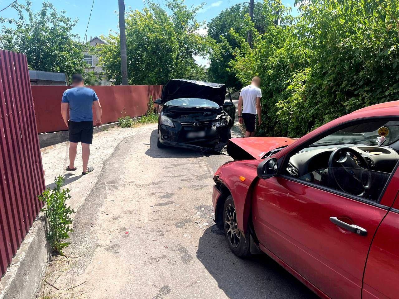 На Киевщине подросток сел за руль и на скорости въехал в другой автомобиль: есть пострадавшая. Фото