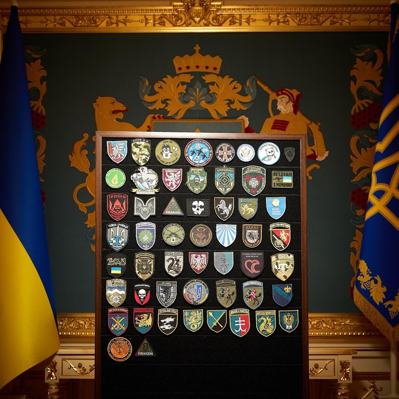 "Это честь для меня": Зеленский показал флаг, подаренный украинскими морпехами