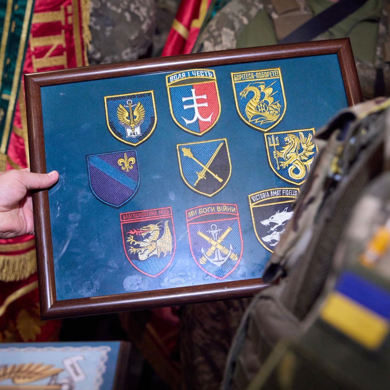 "Це честь для мене": Зеленський показав прапор, подарований українськими морпіхами