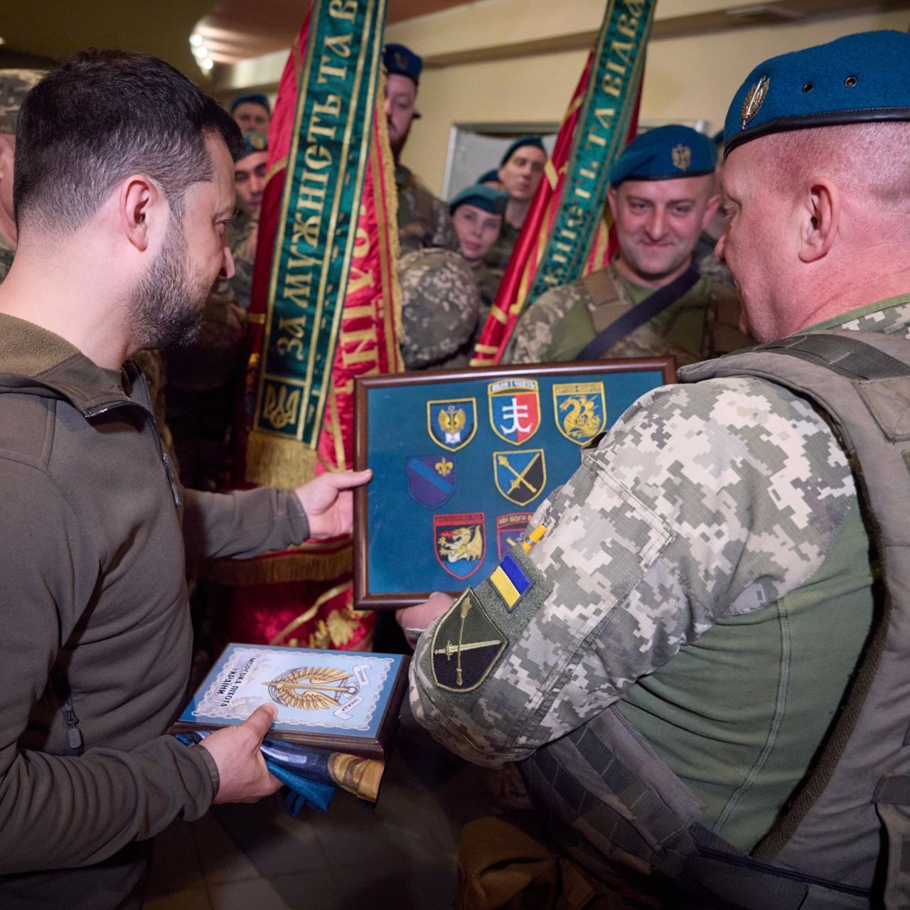 "Це честь для мене": Зеленський показав прапор, подарований українськими морпіхами