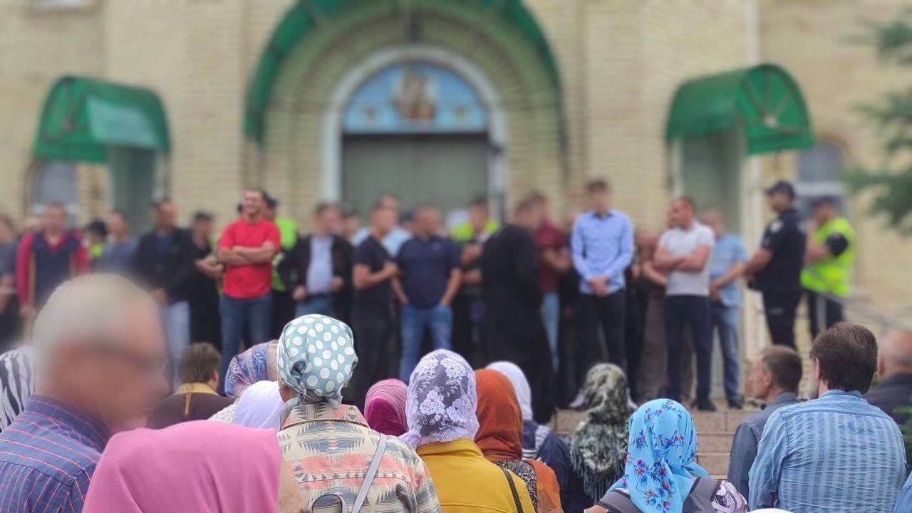 На Київщині під час переходу парафії до ПЦУ стався конфлікт: порушників доправили до відділку. Фото