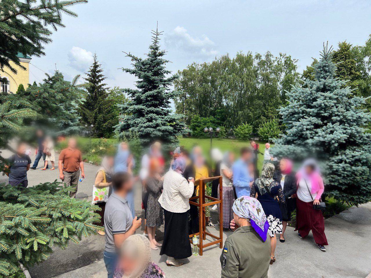 На Київщині під час переходу парафії до ПЦУ стався конфлікт: порушників доправили до відділку. Фото