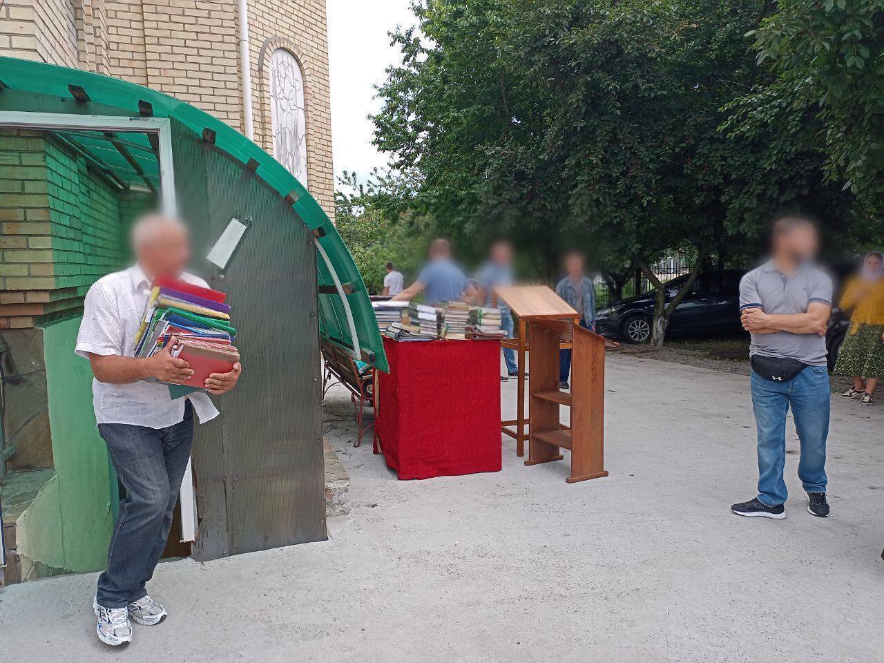 На Київщині під час переходу парафії до ПЦУ стався конфлікт: порушників доправили до відділку. Фото