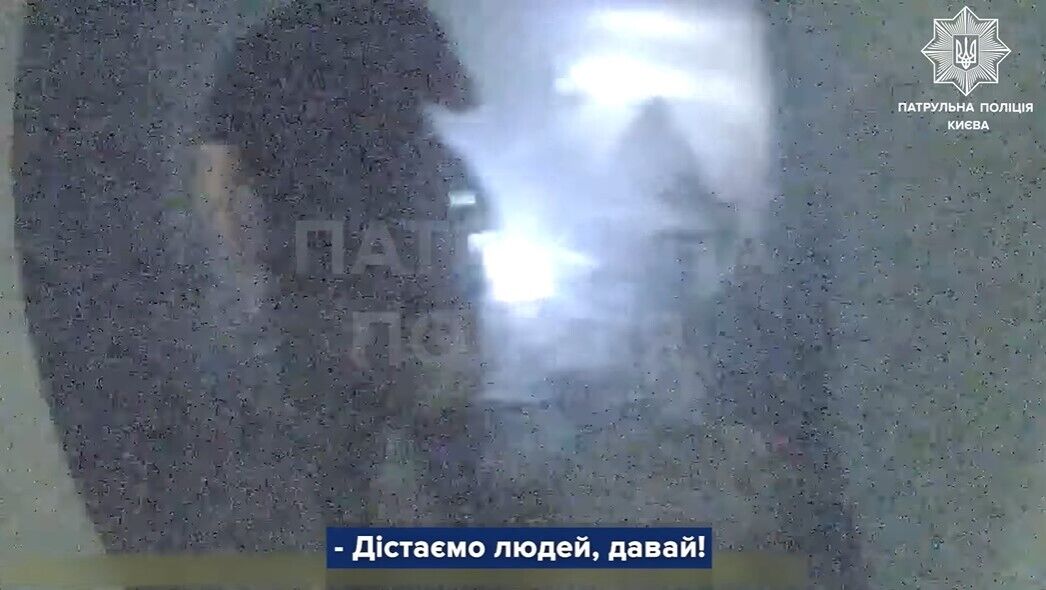 Появилось видео первых минут после попадания обломков ракеты в многоэтажку в Киеве